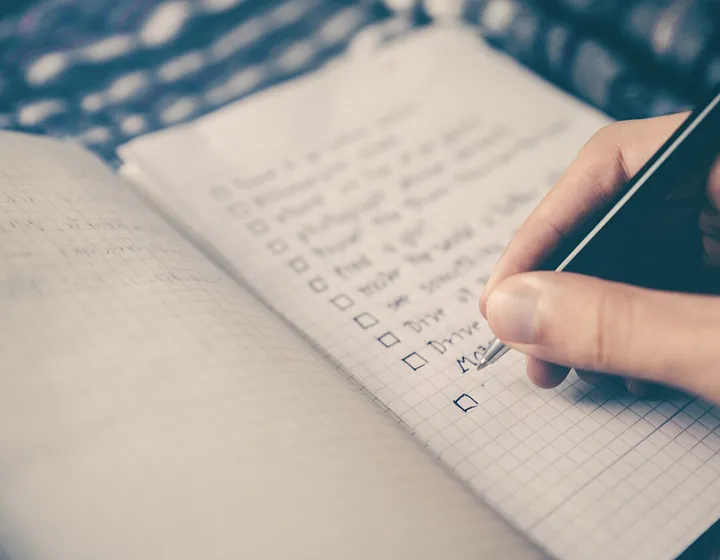 Checklist sendo preenchido em um caderno