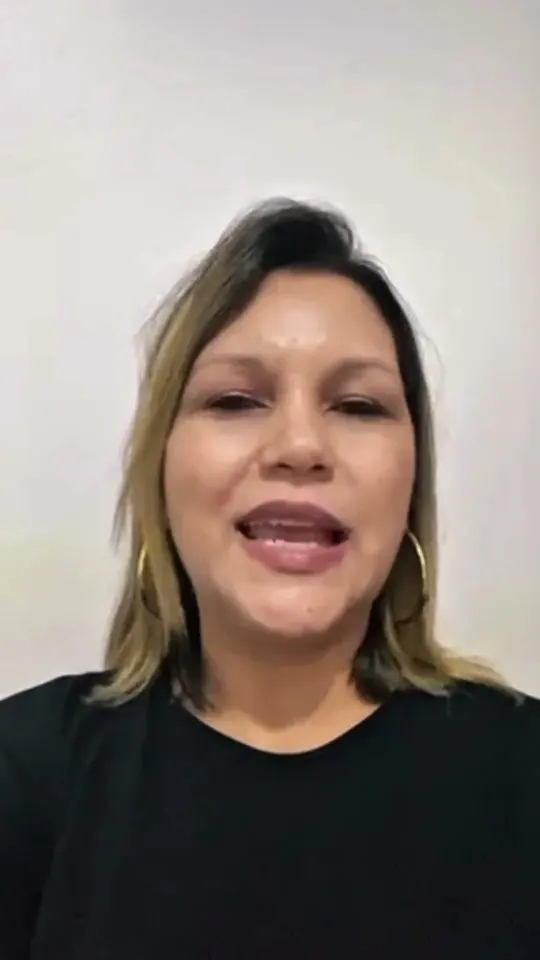 Aluna gravando depoimento em vídeo