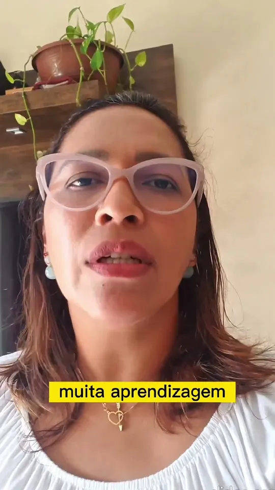 Aluna gravando depoimento em vídeo