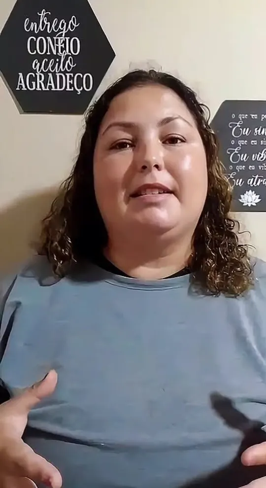Aluna gravando depoimento em vídeo